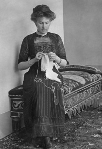 Tutti lavorano a maglia - Regina Vittoria Eugenia di Spagna